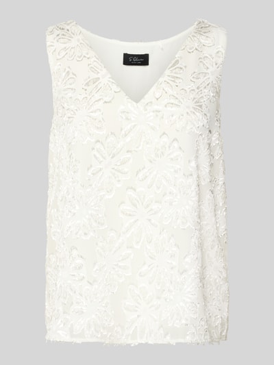 Frauenmodel trägt Regular Fit Top mit floralem Muster von s.Oliver BLACK LABEL, Optik: Unifarben, Passform: Regular-Fit, Muster: Floral, V-Ausschnitt, Ärmelform: Ohne, strukturiert, Weiß mit floraler Textur, Nahaufnahme Oberkörper.
