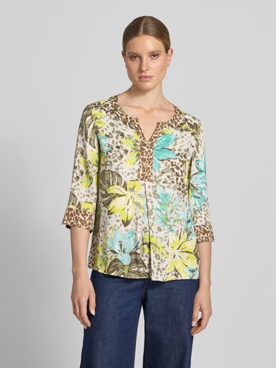 Frauenmodel trägt Regular Fit Bluse aus Viskose mit 3/4-Arm von Betty Barclay, Allover-Look, mit V-Ausschnitt, bunte Blumenmuster, Nahaufnahme Oberkörper. Rückenlänge bei Größe 36: 62 cm, Ärmellänge bei Größe 36: 45 cm.