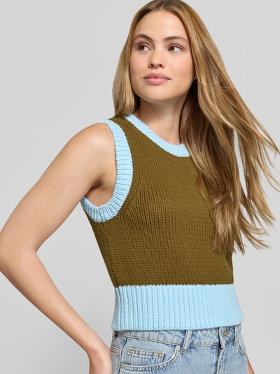 Frauenmodel trägt Slim Fit Pollunder in Strick-Optik von Style Icon Collection aus Baumwoll-Mix, grün-blau, Rundhalsausschnitt, Rückenlänge bei Größe S: 48 cm, Nahaufnahme Oberkörper.