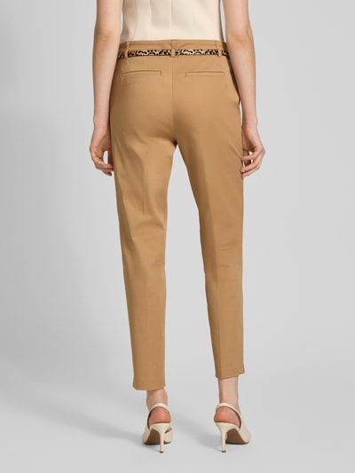 Kobiece model prezentuje Slim Fit Hose in verkürzter Passform mit Gürtel od Christian Berg Woman, bawełniany miks z wiskozą, krój slim fit, pasek, szerokość w rozmiarze 36: 39 cm, długość nogawki wewnętrznej: 72 cm, widok całej sylwetki z tyłu.
