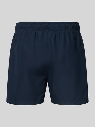 Produktfoto, Relaxed Fit Badeshorts mit Logo-Stitching von Emporio Armani, dunkelblau, elastischer Bund, Tunnelzug, schlichte Oberfläche.