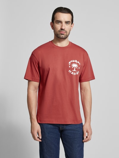 Męski model nosi Regular Fit T-Shirt aus reiner Baumwolle Modell 'KARAN' von Strellson, efekt: jednolity kolor, krój regular fit, aplikacja: napis, okrągły dekolt, rękaw: krótki rękaw, materiał: bawełna, całkowity widok z przodu