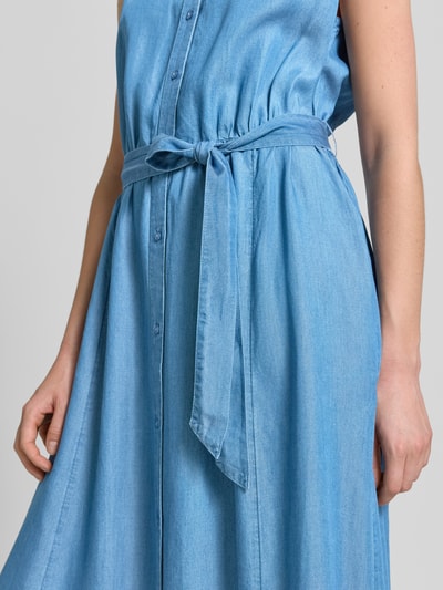 Frauenmodel trägt Hemdblusenkleid mit Bindegürtel Modell 'LIV' von Soyaconcept, reine Baumwolle, taillierter Schnitt, Nahaufnahme Oberkörper.