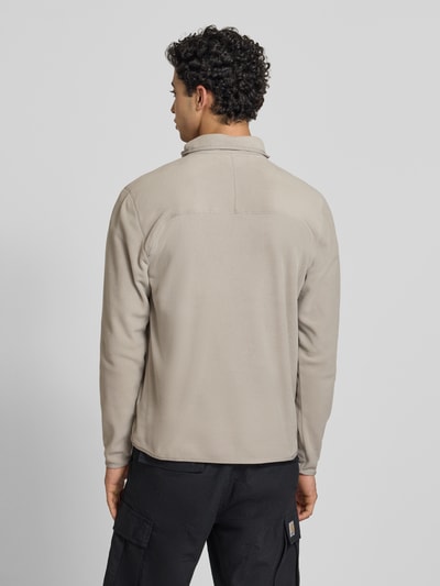 Mężczyznamodel nosi sweter z polaru z zamkiem błyskawicznym model 'GLACIER' od The North Face, krój regular fit, stójka, wyhaftowane logo, długość tyłu w rozmiarze M: 70 cm, długość rękawów w rozmiarze M: 67 cm, widok całej sylwetki z tyłu