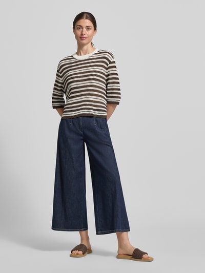 Frauenmodel trägt Strickshirt mit 3/4-Arm Modell 'Punny' von OPUS, Baumwoll-Mix, Regular-Fit, Rundhalsausschnitt, Ganzkörperansicht von vorne.