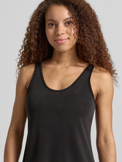 Frauenmodel trägt Maxikleid mit Rundhalsausschnitt und Logo-Stitching von Karo Kauer im schwarzen Viskose-Mix mit Stretch-Anteil, Loose-Fit, Nahaufnahme Oberkörper. Rückenlänge bei Größe S: 141 cm, Brustweite bei Größe S: 40 cm.