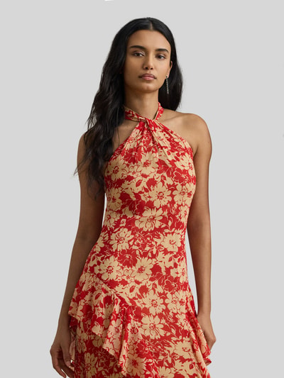 Frauenmodel trägt Körpernahes Neckholder Abendkleid mit Volants von Lauren Ralph Lauren in Optik:Allover-Muster, körpernaher Passform, Maxi-Länge, Hochgeschlossen mit Volants, Trägerform:Neckholder, florale Rot-Beige-Töne, glatte Textur, Nahaufnahme Oberkörper.