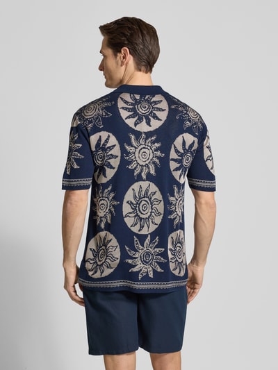 Männermodel trägt Strickshirt mit Polokragen und Knopfleiste von Scotch & Soda im Allover-Look, Baumwoll-Viskose-Mix, Regular-Fit, Rückansicht.
