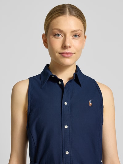 Vrouwenmodel draagt Regular Fit Polokleid aus reiner Baumwolle van Polo Ralph Lauren, effen, zonder mouwen, logo-stiksel, pure katoen, knopenlijst, ceintuur, hoge kraag, knielang, vooraanzicht bovenlichaam close-up.