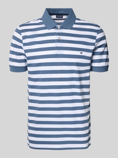 Produktfoto, Modern Fit Poloshirt mit Logo-Stitching von Christian Berg Men, Reine Baumwolle, blaue und weiße Streifen, Polokragen, kurze Knopfleiste