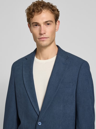 Männermodel trägt Regular Fit Sakko in Cord-Optik Modell 'Glenny' von Christian Berg Men in Blau, feine Struktur, Nahaufnahme Oberkörper.