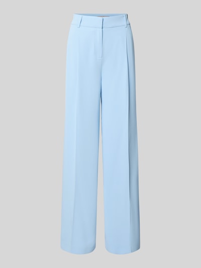 Produktfoto, Wide Fit Stoffhose mit Bügelfalten von Christian Berg Cocktail in Hellblau, mit Gesäßtaschen, Haken- und Reißverschluss, glatte Textur