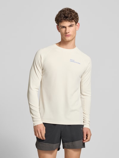Männermodel trägt shirt met lange mouwen met labelprint, model 'SORONA' van HALO, regular fit, ronde hals, heren, ruglengte maat M 66 cm, Ganzkörperansicht van voren
