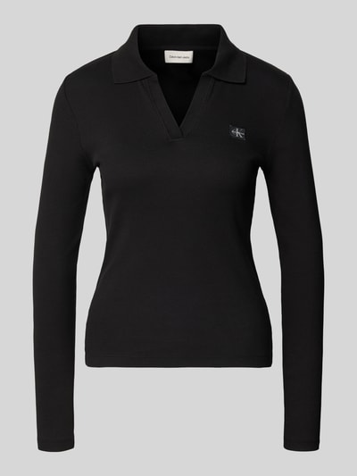 Produktfoto, schwarzes Longsleeve mit Label-Detail von Calvin Klein Jeans aus Baumwoll-Elasthan-Mix, Slim Fit, Polokragen, V-Ausschnitt