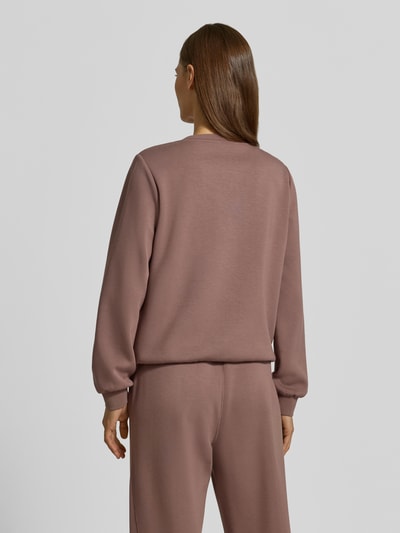 Vrouwenmodel draagt Relaxed Fit sweatshirt uit viscosemix Model 'Felpa' van Liu Jo met siersteentjes en elastische boordjes, kleur effen mauve, zachte textuur, dames sweatshirt, elastische viscosemix, relaxed fit, Model 'Felpa', geheel achteraanzicht.