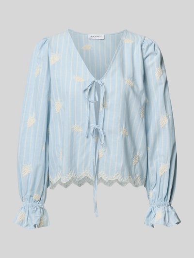 Produktfoto, Bluse mit Schnürung Modell 'Ninon' von OH APRIL in Hellblau mit weißen Streifen und Rüschenärmel, Reine Baumwolle, Straight Fit, V-Ausschnitt, Label-Stitching, Rückenlänge bei Größe S: 54 cm, Ärmellänge bei Größe S: 61 cm.