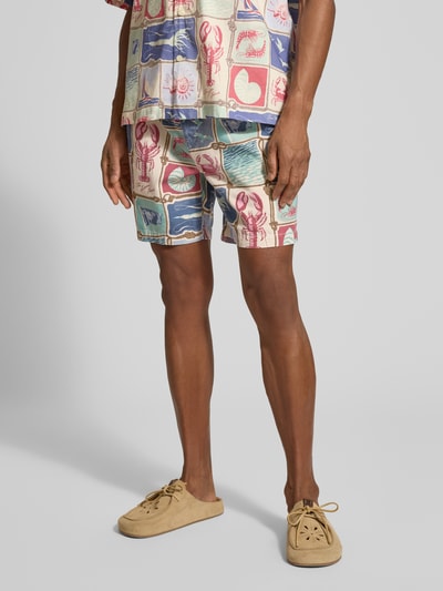 Männermodel trägt Shorts aus reiner Baumwolle von Gant in gerader Passform, bunt mit Naturmotiven, Ganzkörperansicht von vorne.
