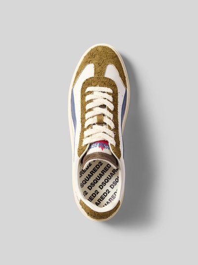 Produktfoto, Sneaker mit Label-Details von Dsquared2, abgerundete Spitze, Schnürverschluss, strukturierte Sohle, Größe 44, 4 cm Absatzhöhe, 8 cm Schafthöhe, weiß-braune Farbkombination, glatte und raue Texturen