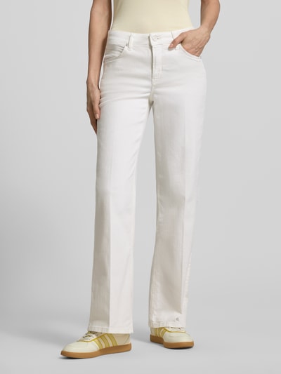 Kobiece model prezentuje Straight Fit Jeans aus Baumwoll-Mix Modell 'Carie' od Someday, bawełna z elastanem, krój straight fit, kremowy kolor, 5 kieszeni, zapięcie na guzik i zamek, szerokość w rozmiarze 36: 38 cm, długość wewnętrzna nogawki w rozmiarze 36: 81 cm, gładka faktura, całopostaciowy widok z przodu.