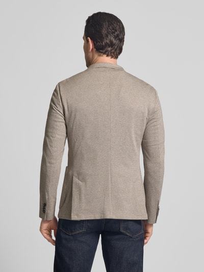 Männermodel trägt Regular Fit Blazer mit Zierstein von HECHTER PARIS in Beige, Baumwoll-Mix, strukturierte Oberfläche, Ganzkörperansicht Rückansicht.