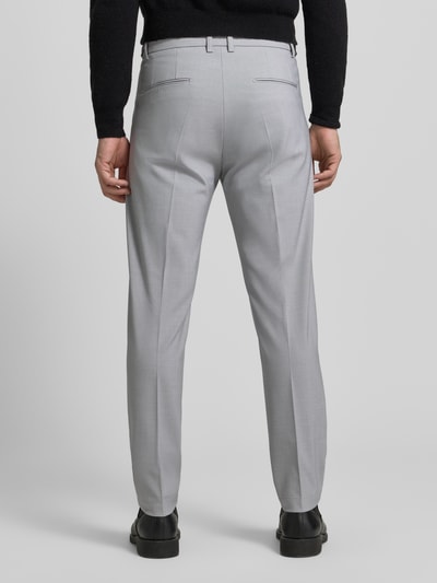Männermodel trägt P&C Special - Exklusiv bei P&C Slim Fit Anzughose Modell 'Salto' von CINQUE in Hellgrau, Material-Mix mit Baumwoll-Anteil, Haken- und Reißverschluss, Gürtelschlaufen, Seiten- und Gesäßtaschen, Bügelfalten, Ganzkörperansicht Rückansicht.