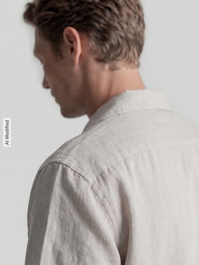 Männermodel trägt Regular Fit Leinenhemd mit Reverskragen von MCNEAL, beige Farbe, reine Leinenstruktur, Ganzkörperansicht Rückansicht.