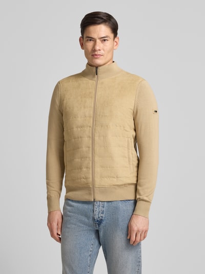 Männermodel trägt Sweatjacke mit Stehkragen und Steppnähten von Bugatti aus reiner Baumwolle, Regular-Fit, Eingrifftaschen, Reißverschluss, Ganzkörperansicht von vorne.