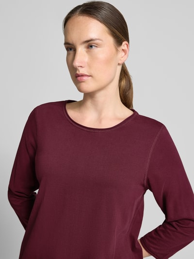 Vrouwenmodel draagt Regular Fit 3/4-shirt uit puur katoen van s.Oliver RED LABEL in bordeauxrood, glad oppervlak, close-up bovenlichaam.