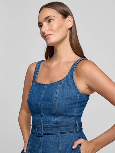 Vrouwenmodel draagt Fit and Flare Jeanskleid aus reiner Baumwolle van Tommy Hilfiger, dames vrijetijdsjurk, close-up bovenlichaam