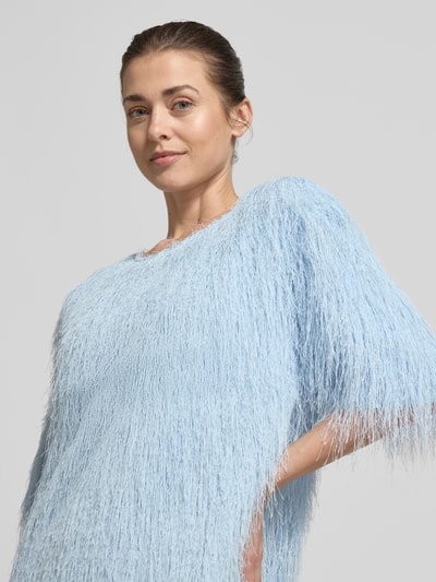 Kobiece modelka nosi Minikleid mit Fransen Modell 'FALLON' od Copenhagen Muse, kolor jasnoniebieski, prosty krój, okrągły dekolt, długość pleców w rozmiarze S 85 cm, szerokość w rozmiarze S 48 cm, długość rękawa w rozmiarze S 45 cm, tekstura frędzli, zbliżenie na górną część ciała