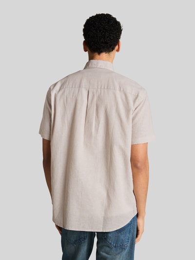 Männermodel trägt Relaxed Fit Freizeithemd aus Leinen-Baumwoll-Mix von Tom Tailor Denim, Optik: Unifarben, Ganzkörperansicht Rückansicht.