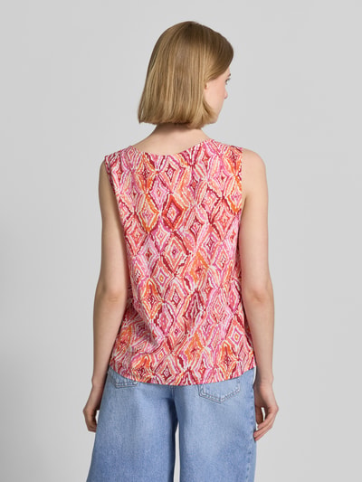 Kobiece modelka nosi Loose Fit Top aus reiner Viskose Modell 'EASY JOY' von Vero Moda, kolorowy wzór, bez rękawów, widok z tyłu, całe ciało