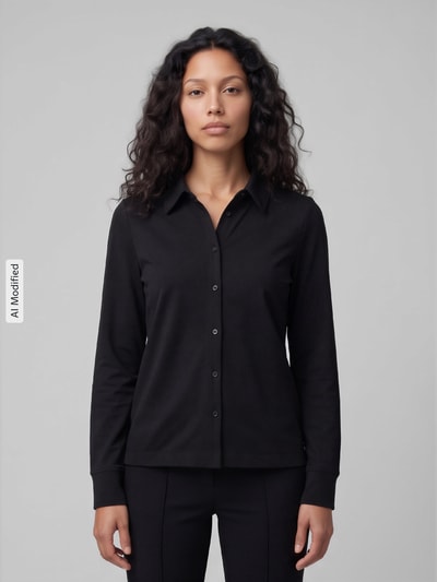Frauenmodel trägt Relaxed Fit Langarmbluse aus Baumwoll-Mix von s.Oliver RED LABEL in Schwarz mit glatter Textur, Ganzkörperansicht von vorne, KI-modifiziertes Bild