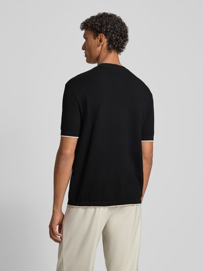 Männermodel trägt Strickshirt mit Strukturmuster und Rundhalsausschnitt von Emporio Armani, Reine Baumwolle, Regular-Fit, Rückenlänge 65 cm, Ganzkörperansicht Rückansicht.