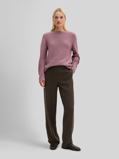 Vrouwenmodel draagt Regular Fit Pullover aus reiner Baumwolle van MARC O'POLO, effen kleur, gebreide look, lange mouwen, boothals, steekzakken, boord met tunnelkoord, pijpboord geribd, materiaalverwerking: gebreid, puur katoen, geheel lichaamsaanzicht van voren.