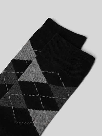 Produktfoto, Socken mit Karomuster im 2er-Pack von camano z bawełnianego miksu ze stretchem, czarno-szara geometria, detal z logo, na szarym tle