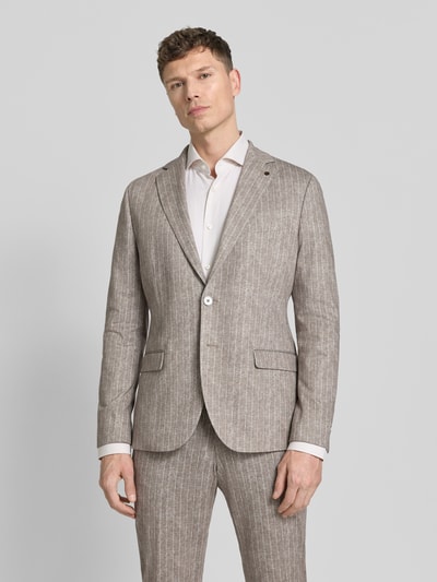 Männermodel trägt Slim Fit 2-Knopf-Sakko mit Pattentaschen Modell 'Nick' von Zuitable, Material-Mix mit Baumwoll-Anteil, Reverskragen, beige mit feiner Streifenstruktur, Ganzkörperansicht von vorne. Rückenlänge bei Größe 50: 73 cm, Schulterbreite: 43 cm, Ärmellänge: 65 cm.