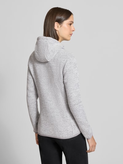 Frauenmodel trägt Regular Fit Sweatjacke mit Logo-Detail von G.I.G.A. DX in Hellgrau, Kapuze, strukturierte Oberfläche, Ganzkörperansicht Rückansicht. Rückenlänge, Schulterbreite, Brustweite und Ärmellänge bei Größe 36 aus dem beschriebenen Kontext.