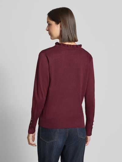 Frauenmodel trägt Regular Fit Pullover mit Woll-Alpaka-Anteil Modell 'Katie' von FREE/QUENT in Bordeaux, Strick-Optik, Rückansicht, KI-modifiziertes Bild