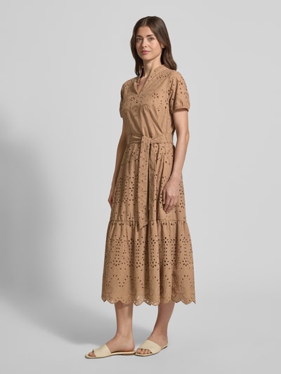 Frauenmodel trägt Midikleid mit Lochstickerei von More & More in Beige, Baumwoll-Mix, tailliert, kurzärmelig, Ganzkörperansicht von vorne.
