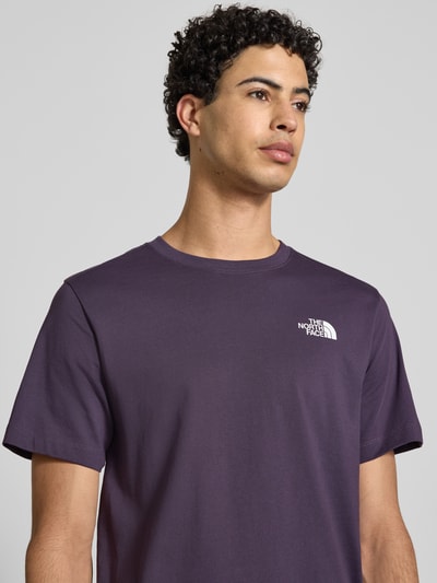 Männermodel trägt Regular Fit T-Shirt aus Baumwoll-Mix Modell 'EVOLUTION' von The North Face, Rundhalsausschnitt, Label-Detail, Nahaufnahme Oberkörper. Herren T-Shirt, Rückenlänge bei Größe M: 70 cm.