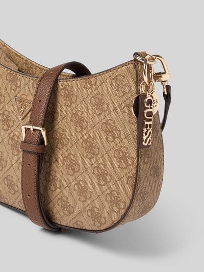 Produktfoto, Shoulder Bag mit Logo-Detail Modell 'Noelle' von Guess, nadruk z logo na całej powierzchni, detal z logo, materiał skóropodobny, odpinany pasek na ramię, główna przegroda z zamkiem błyskawicznym, szerokość w rozmiarze 1: 29 cm, długość w rozmiarze 1: 18 cm, głębokość w rozmiarze 1: 6 cm, długość paska na ramię w rozmiarze 1: 60 cm