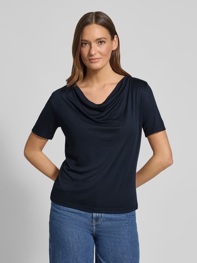 Vrouwenmodel draagt T-Shirt met Wasserfall-Ausschnitt van More & More, viscosemix, regular fit, donkerblauw, voorkant volledig zichtbaar, ruglengte maat 36: 56 cm.