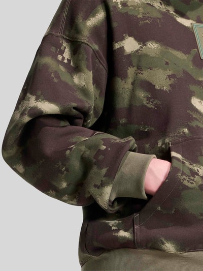 adidas Originals Bluza z kapturem o kroju relaxed fit z czystej bawełny model 'CAMO' Ciemnozielony 5