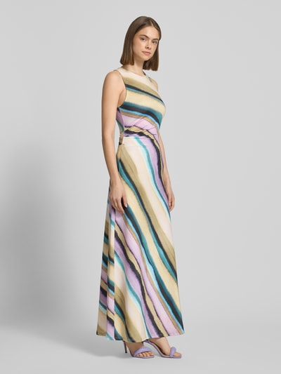 Modelka kobieca nosi Slim Fit Maxikleid Modell 'Tsane' od Topshop, wielokolorowe pasy, materiał elastyczny, bez rękawów, okrągły dekolt, długość tyłu w rozmiarze S: 151 cm, szerokość w rozmiarze S: 30 cm, widok całej sylwetki z przodu.