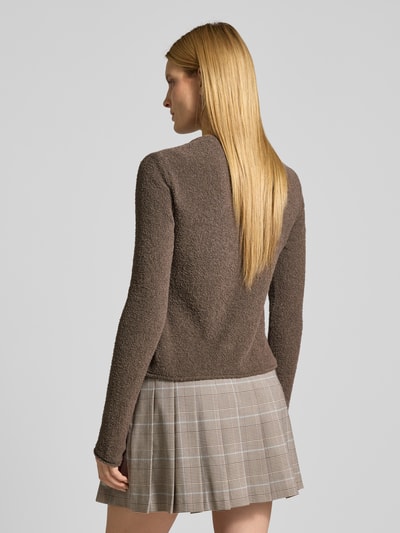 Frauenmodel trägt Regular Fit Strickjacke aus Baumwoll-Mix von Marc O'Polo, Optik: Unifarben, Frottee-Struktur, Ganzkörperansicht Rückansicht.