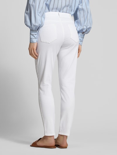 Männermodel trägt Slim Fit Jeans mit Eingrifftaschen Modell 'SHAKIRA' von Brax, biała bawełniana tkanina z lyocellem, krój slim fit, Szerokość w rozmiarze 36: 37 cm, długość wewnętrzna nogawki: 70 cm, Ganzkörperansicht Rückansicht.