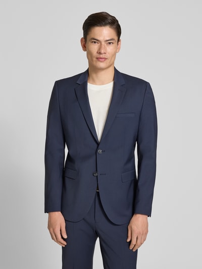 Męski model nosi Super Slim Fit Anzug aus Woll-Mix Modell 'ARTI/HESTEN' od HUGO, granatowy, gładki materiał, garnitur dwuczęściowy, ganzkörperansicht von vorne.