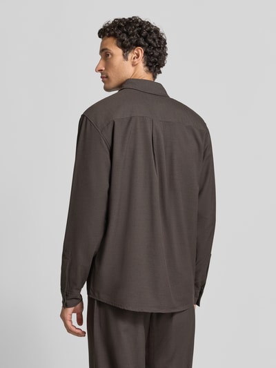 Männermodel trägt Relaxed Fit Freizeithemd mit Viskose-Anteil Modell 'LUKA' von Jake*s Studio Men, dunkles Braun, Ganzkörperansicht Rückansicht
