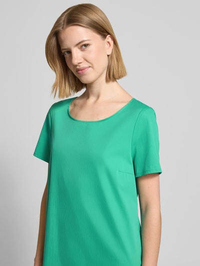 Frauenmodel trägt Minikleid mit rückseitigem Knopfverschluss von ROBE LÉGÈRE in Grün, Baumwoll-Mix, Rundhalsausschnitt, Nahaufnahme Oberkörper.